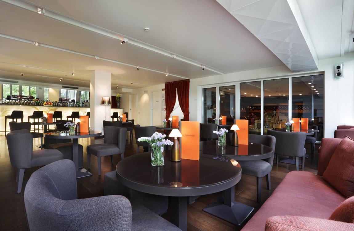 มัญญา ปาร์ โลเตล อา ปาร์ฟูม Hotel มิลาน ภายนอก รูปภาพ The lounge at the airport