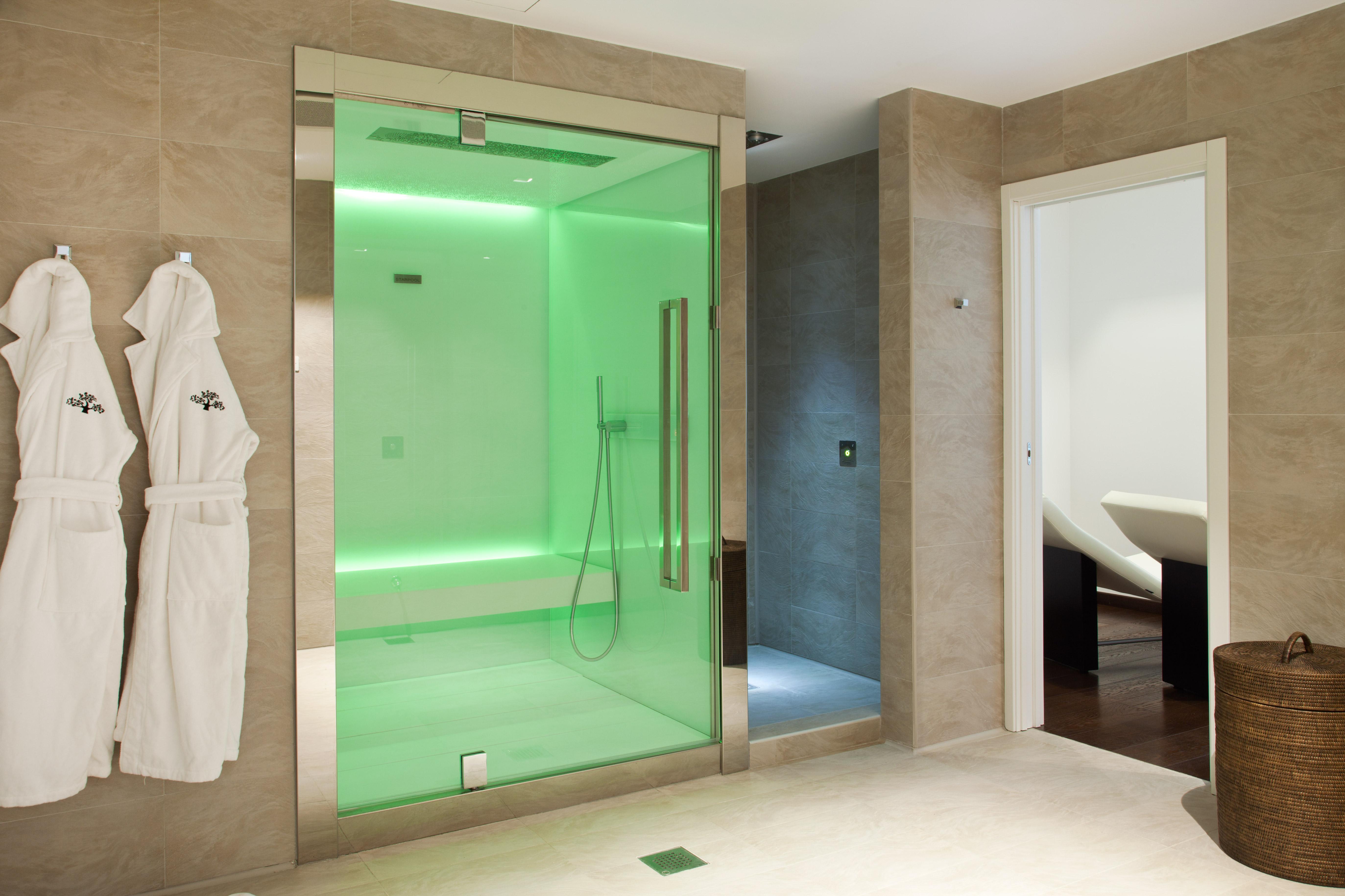 มัญญา ปาร์ โลเตล อา ปาร์ฟูม Hotel มิลาน ภายนอก รูปภาพ A shower with coloured LED lighting