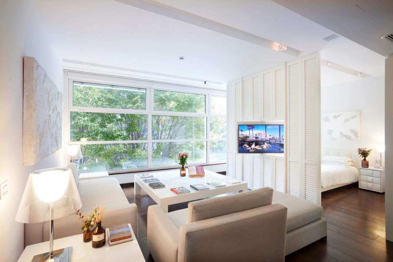 มัญญา ปาร์ โลเตล อา ปาร์ฟูม Hotel มิลาน ภายนอก รูปภาพ A living room in a typical apartment at The Standard East Village