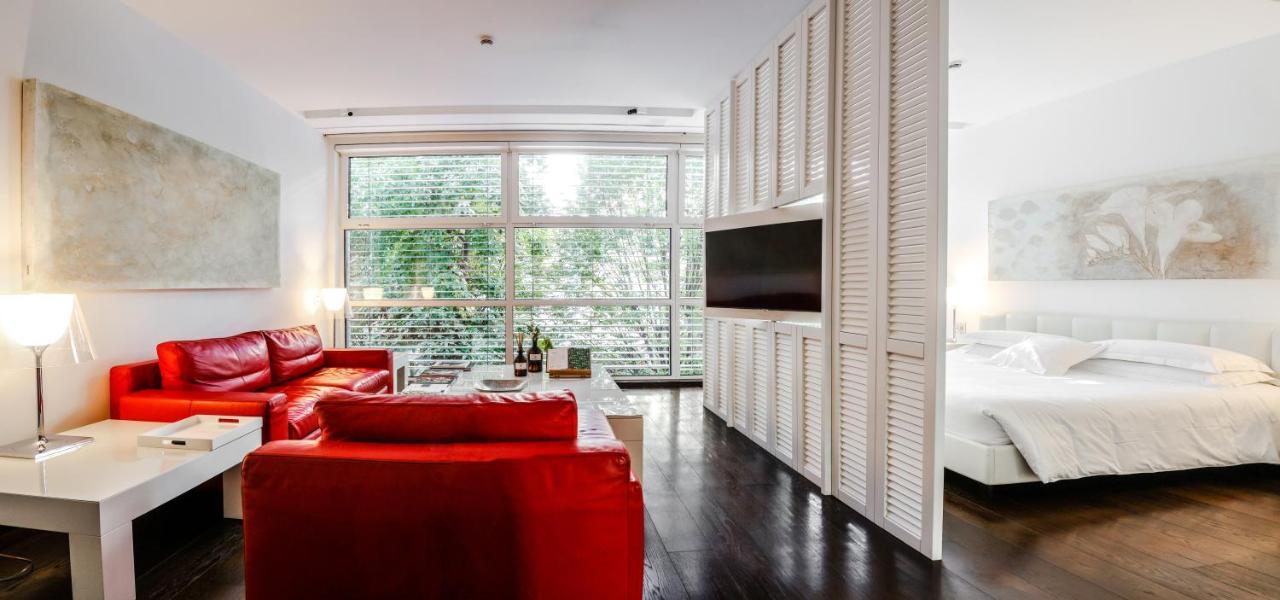 มัญญา ปาร์ โลเตล อา ปาร์ฟูม Hotel มิลาน ภายนอก รูปภาพ A room divider in a living room
