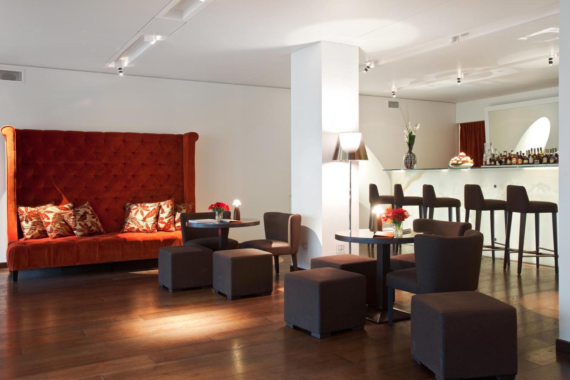 มัญญา ปาร์ โลเตล อา ปาร์ฟูม Hotel มิลาน ภายนอก รูปภาพ The bar at the Hotel de la Paix