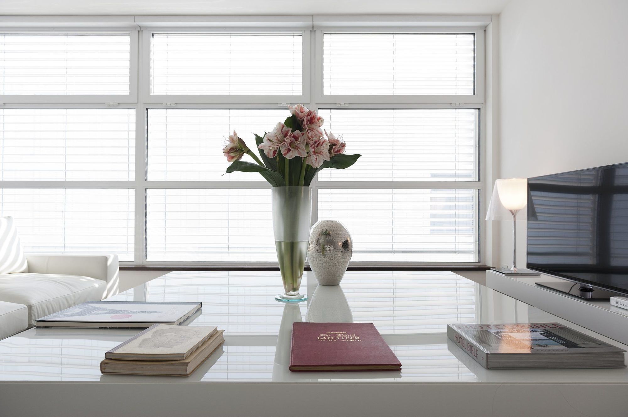 มัญญา ปาร์ โลเตล อา ปาร์ฟูม Hotel มิลาน ภายนอก รูปภาพ A living room with a large window