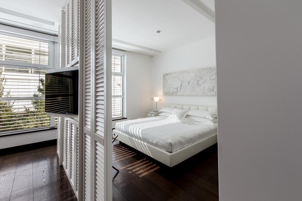 มัญญา ปาร์ โลเตล อา ปาร์ฟูม Hotel มิลาน ภายนอก รูปภาพ A bedroom at the Mandarin Oriental, Munich