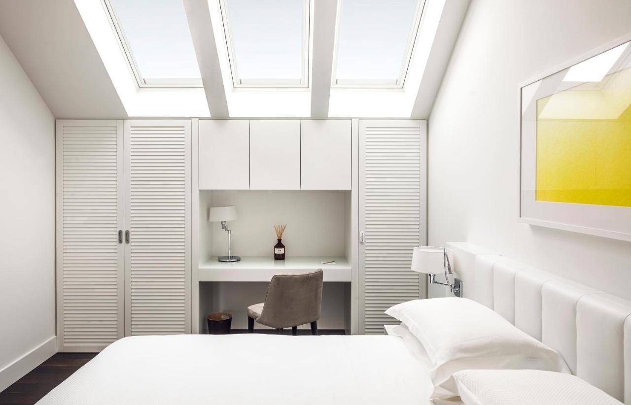 มัญญา ปาร์ โลเตล อา ปาร์ฟูม Hotel มิลาน ภายนอก รูปภาพ A bedroom with a skylight
